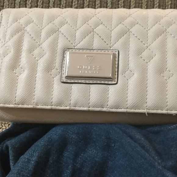 Guess ladies wallet - Picture 1 of 2